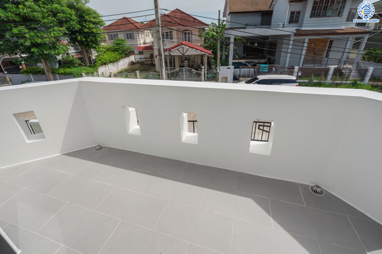 คฤหาสน์หลังใหญ่ตกแต่งใหม่ ม.บ้านสวนดอกไม้ ปิ่นเกล้า ดีไซน์สุด Luxury เนื้อที่ 154.5 ตร.ว. บนพื้นที่ใช้สอยถึง 435 ตร.ม. ฟังก์ชันจัดเต็ม 5 ห้องนอน 6 ห้องน้ำ 1 ห้องแม่บ้าน 2 ห้องอเนกประสงค์ (มีเรือนรับรองด้านข้าง พร้อมห้องน้ำในตัว) จอดรถได้ถึง 4 คัน บนทำเลเชื่อมต่อเมืองอย่างรวดเร็ว ใกล้ทางคู่ขนานลอยฟ้าบรมราชชนนี ทางด่วน "กาญจนาภิเษก" ม.มหิดล และเซ็นทรัลปิ่นเกล้า